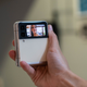 La pantalla exterior es útil para sacar selfies con la cámara principal.